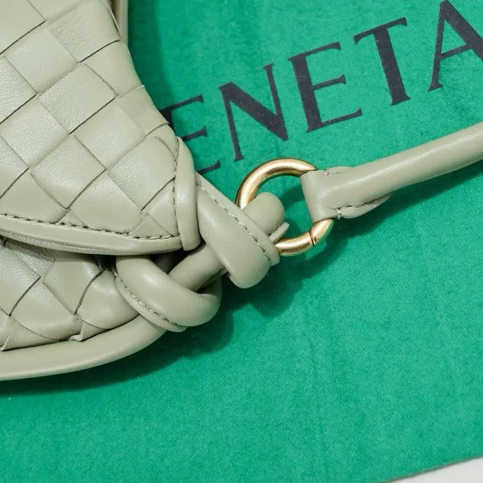 Batch 1860 Bv Shu Qi's same "Gemelli" twin bag 👇 Locked in advance 24 years of hot style 💕 Gemelli is paired with two half-moon shaped bags, matched with the brand's iconic intrecciato woven sheepskin, equipped with a detachable tubular handle, which can be used as a clutch, on the shoulder or by flipping the small crescent moon as a handle, or as a long shoulder strap 🉑️ crossbody The dual design has a personalized yet charming attitude, and the eye-catching visual impact brings an elegant and fashionable feeling. It is a bag worth buying💥 Size: 36x25x10, Model: 4281#